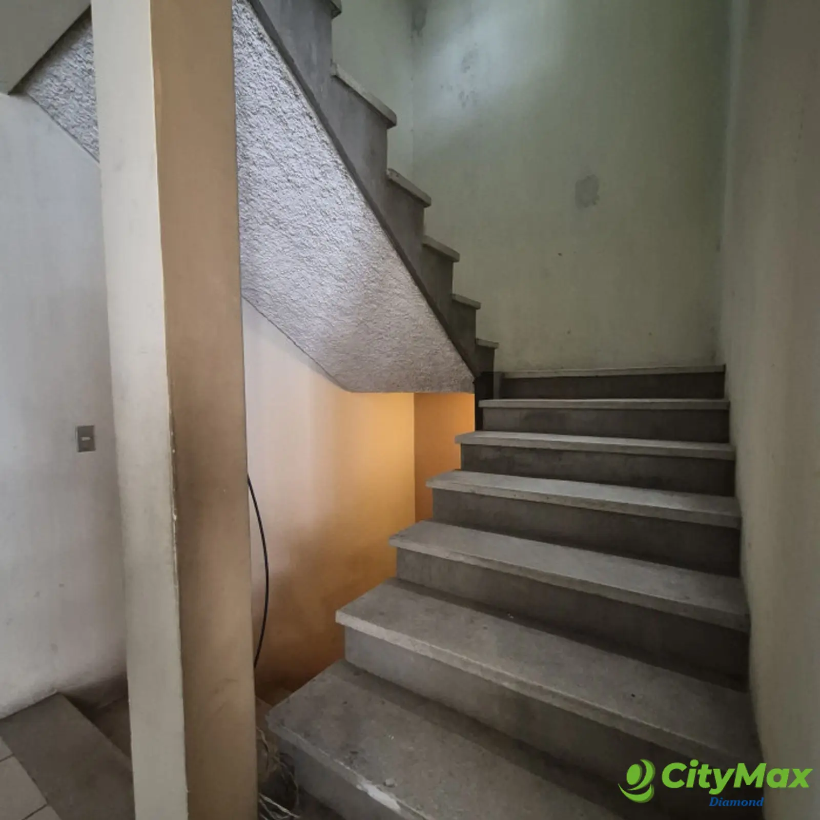 Casa en venta en Bosques de San Nicolás zona 4 Mixco - gradas hacia tercer nivel