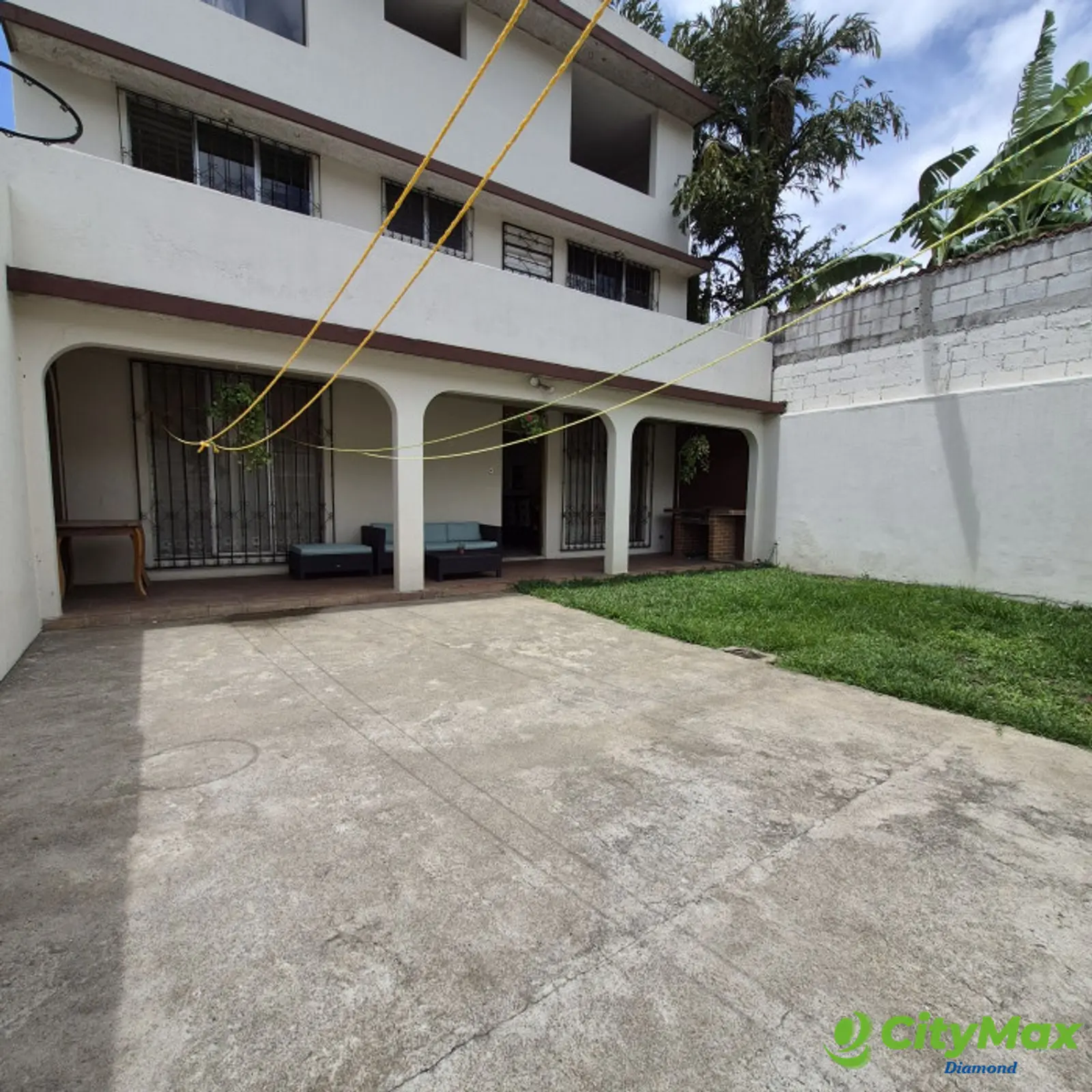 Casa en venta en Bosques de San Nicolás zona 4 Mixco - patio y jardín
