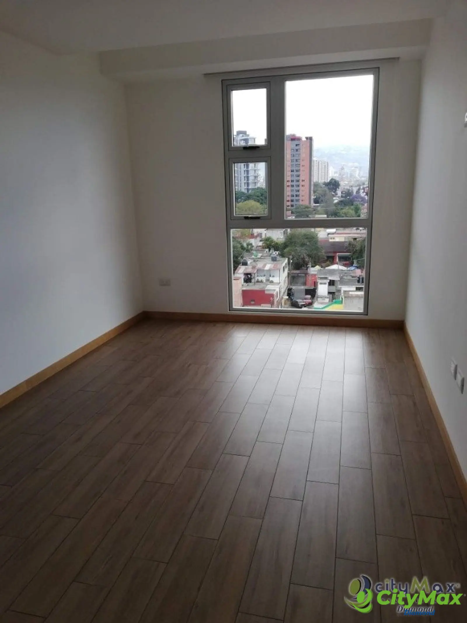 Apartamento de 2 habitaciones en zona 10 - foto 4