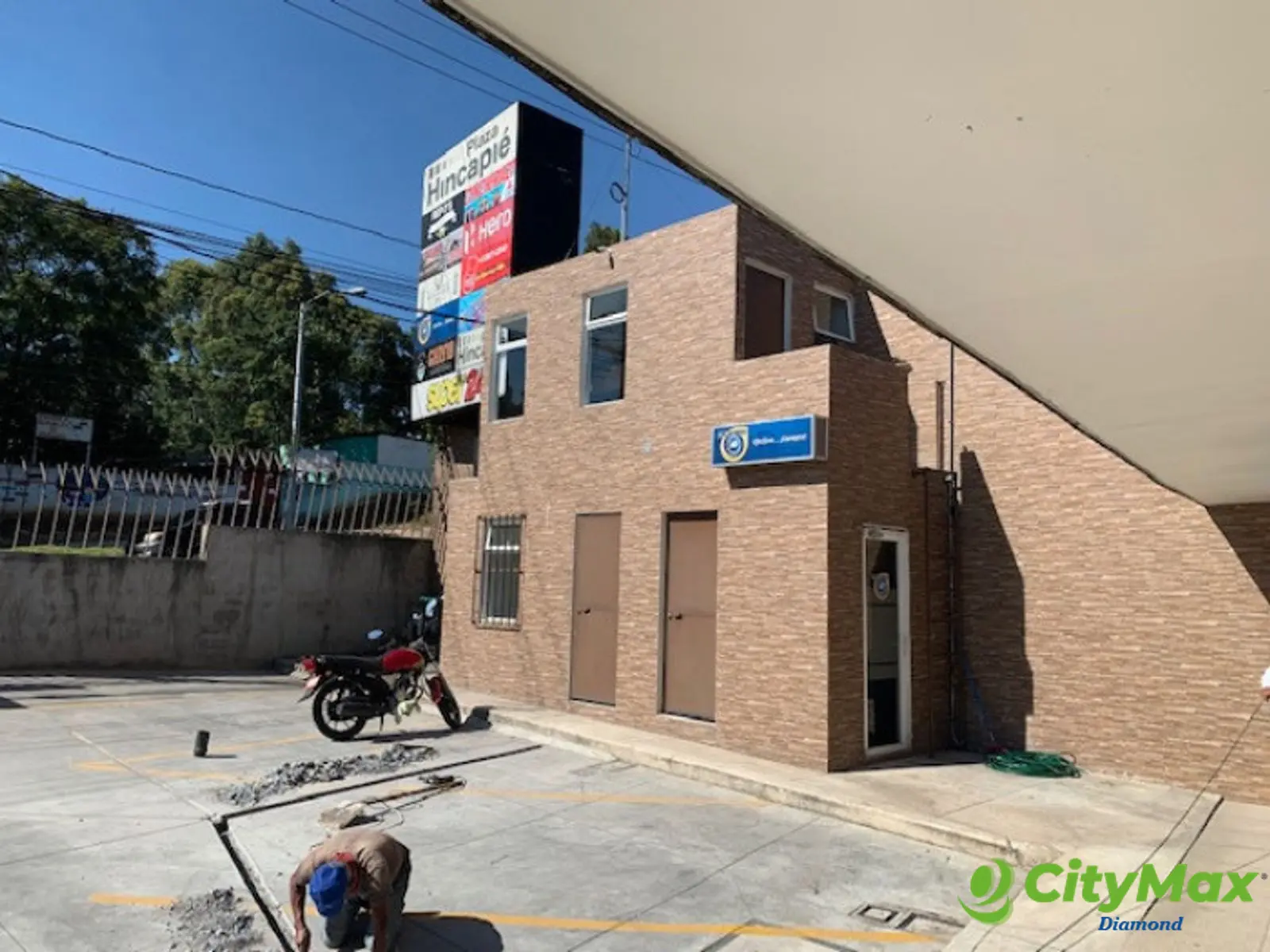 Local en renta Plaza Comercial zona 13 Av. Hincapie - foto 6