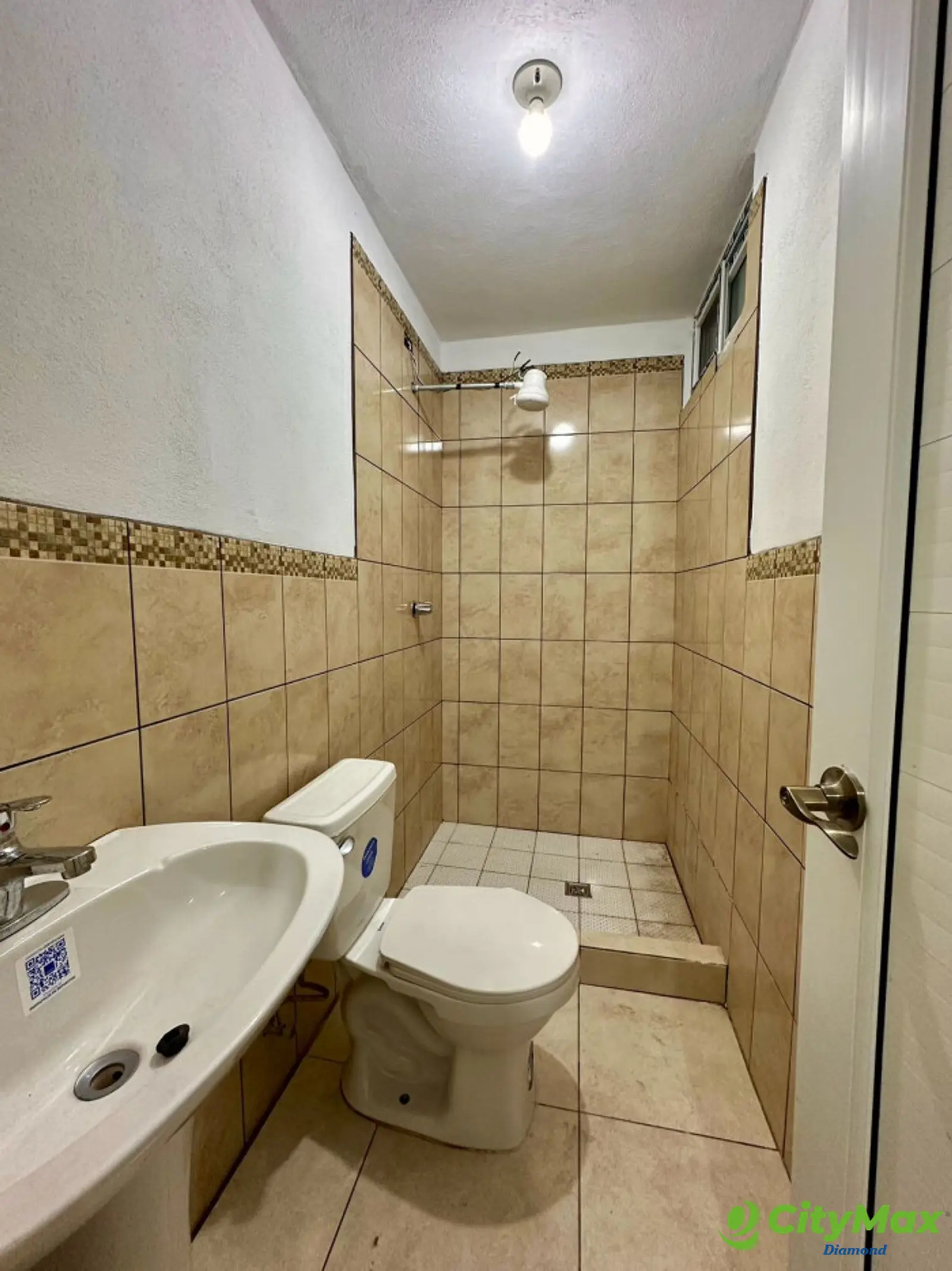 Apartamento renta en Utatlán 1 zona 7 Ciudad Guatemala - Baño habitacion principal
