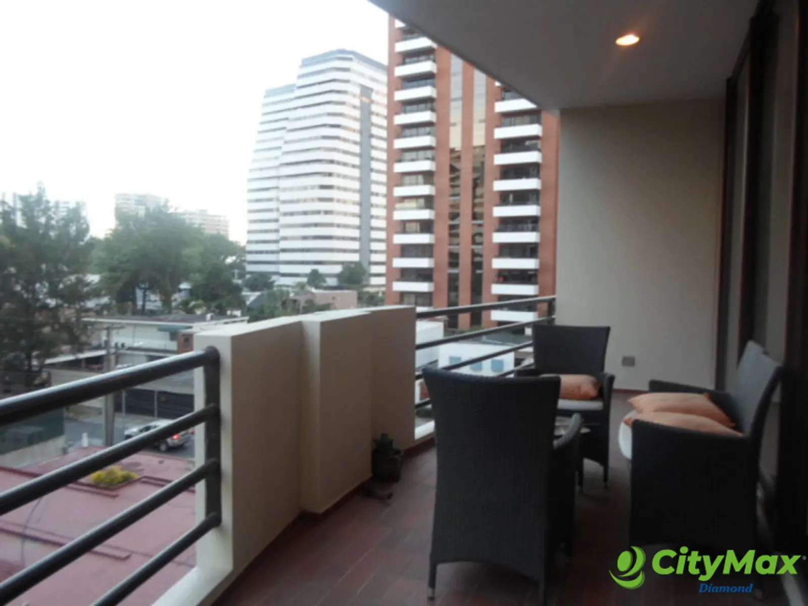 VENDO O RENTO Elegante Apartamento en zona 14 - foto 11