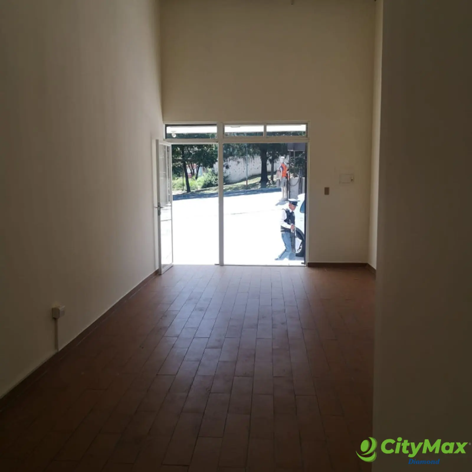 Local en renta Plaza Comercial zona 13 Av. Hincapie - foto 2