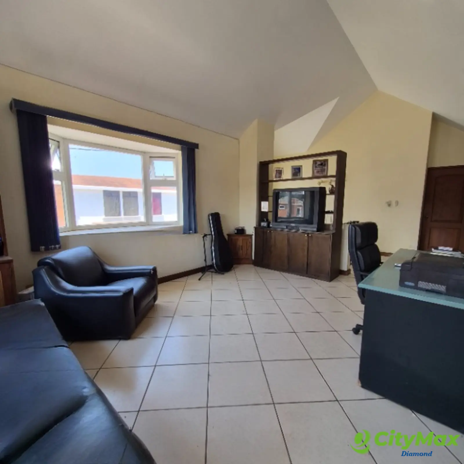 Casa de esquina en venta Km. 18 Carretera Salvador - sala familiar
