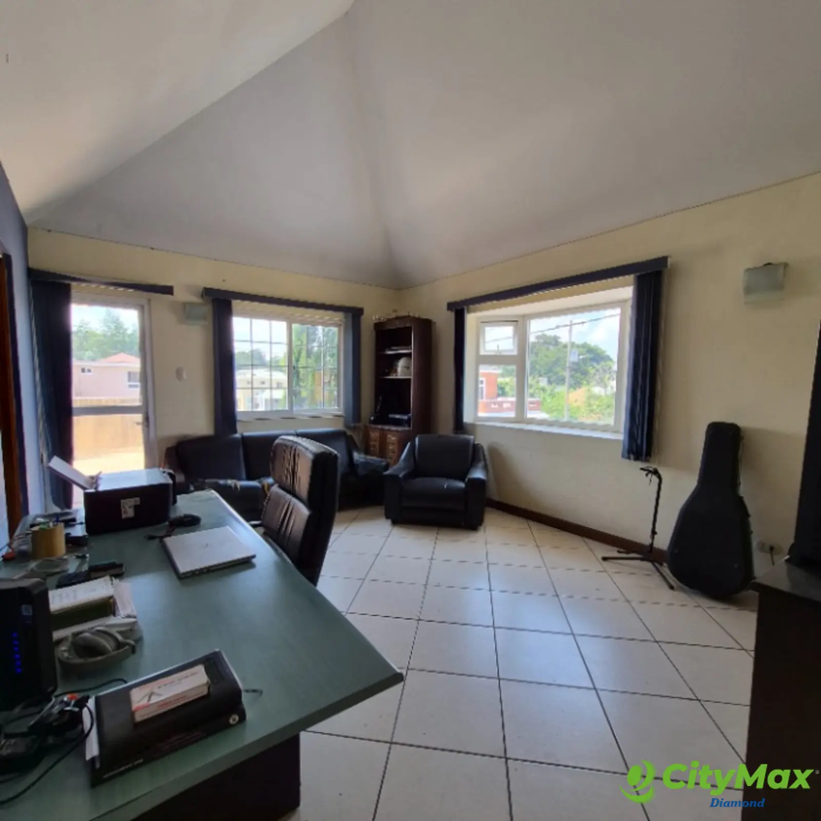 Casa de esquina en venta Km. 18 Carretera Salvador - sala familiar