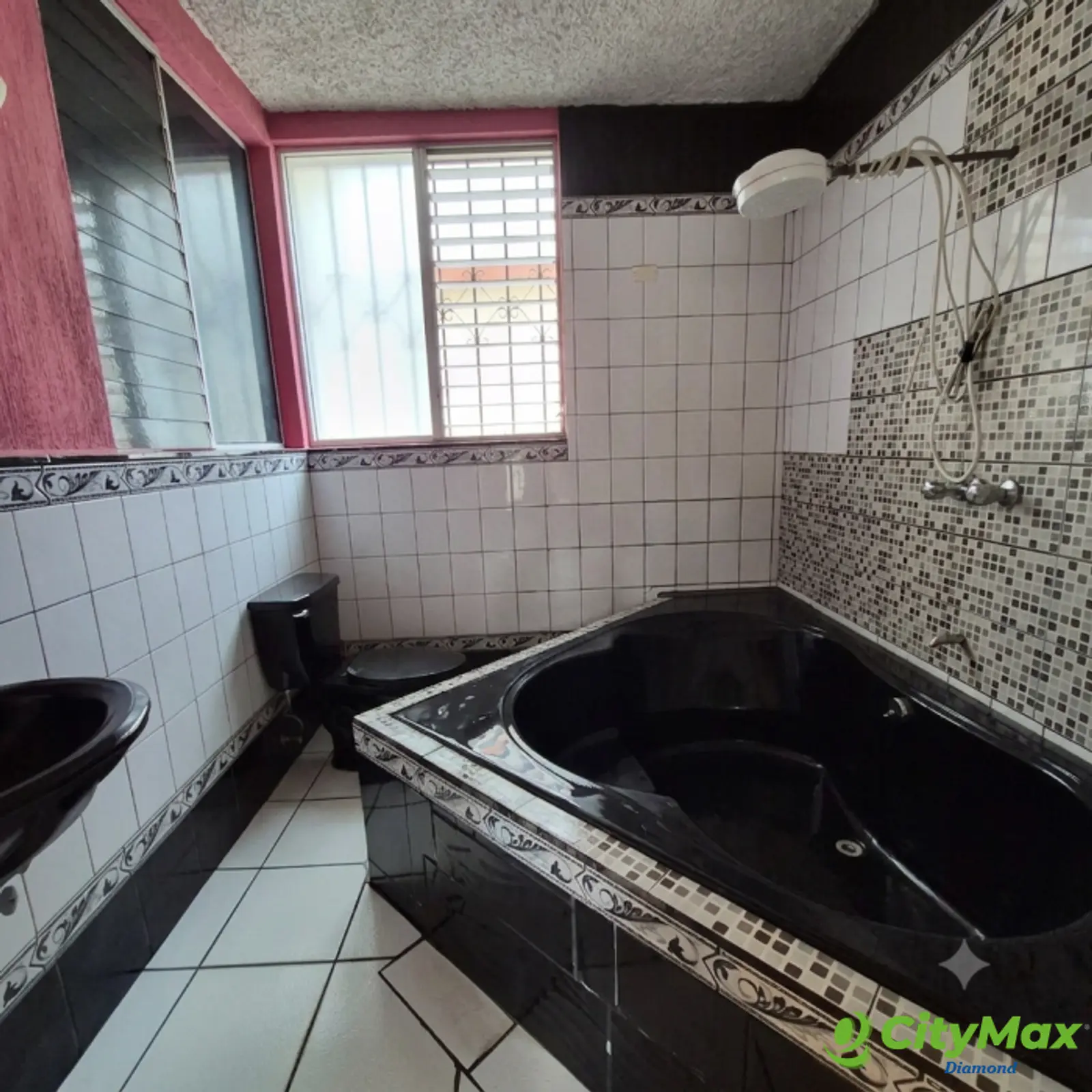Casa en venta en Bosques de San Nicolás zona 4 Mixco - baño principal