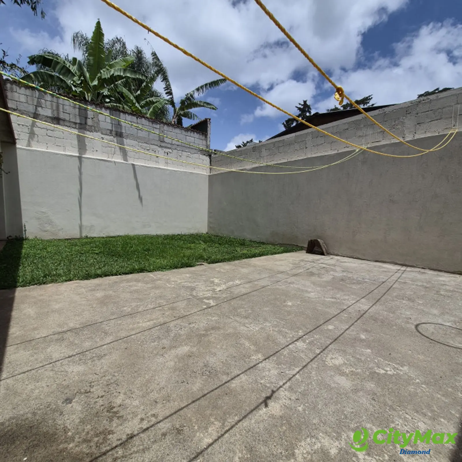 Casa en venta en Bosques de San Nicolás zona 4 Mixco - jardín con patio