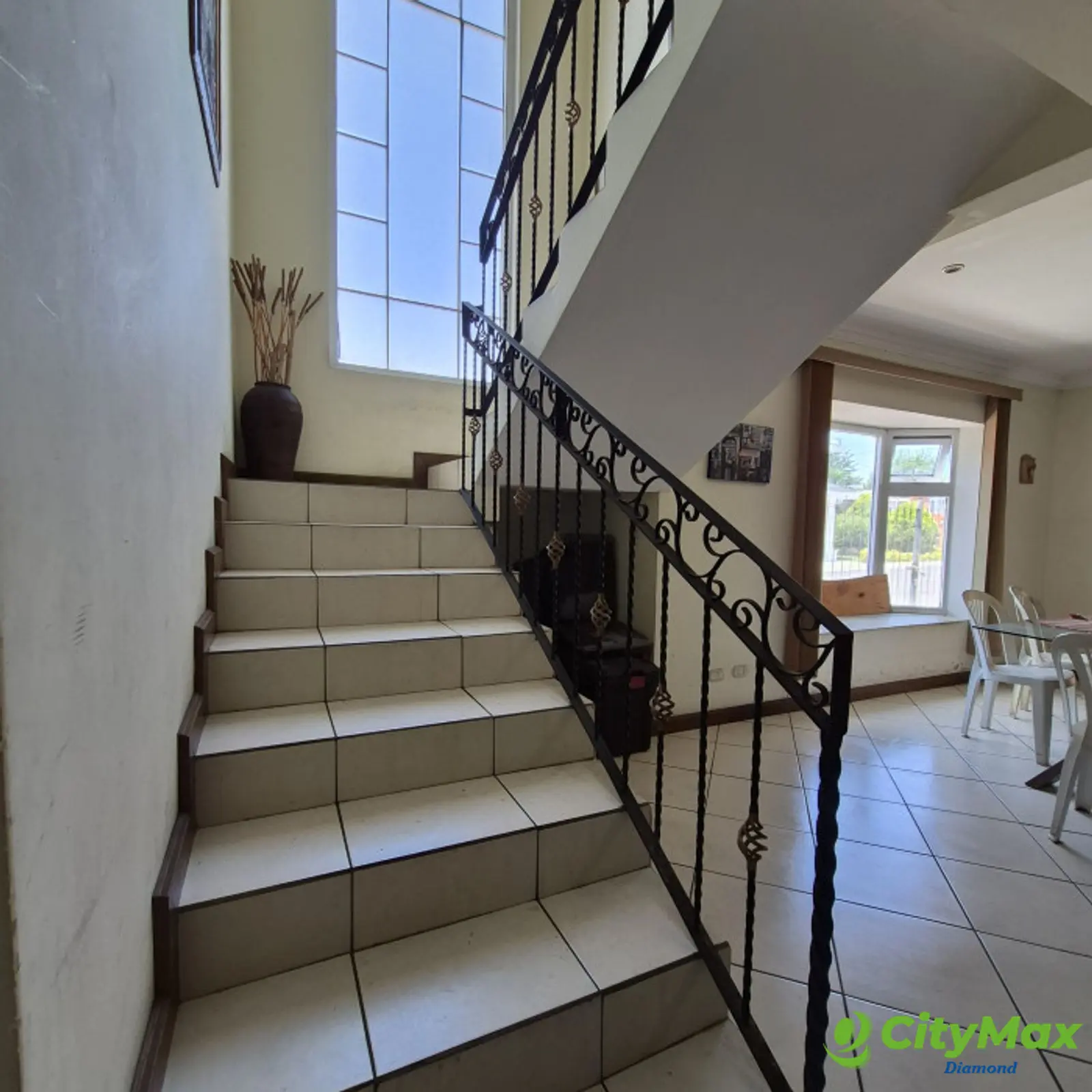 Casa de esquina en venta Km. 18 Carretera Salvador - gradas a segundo nivel