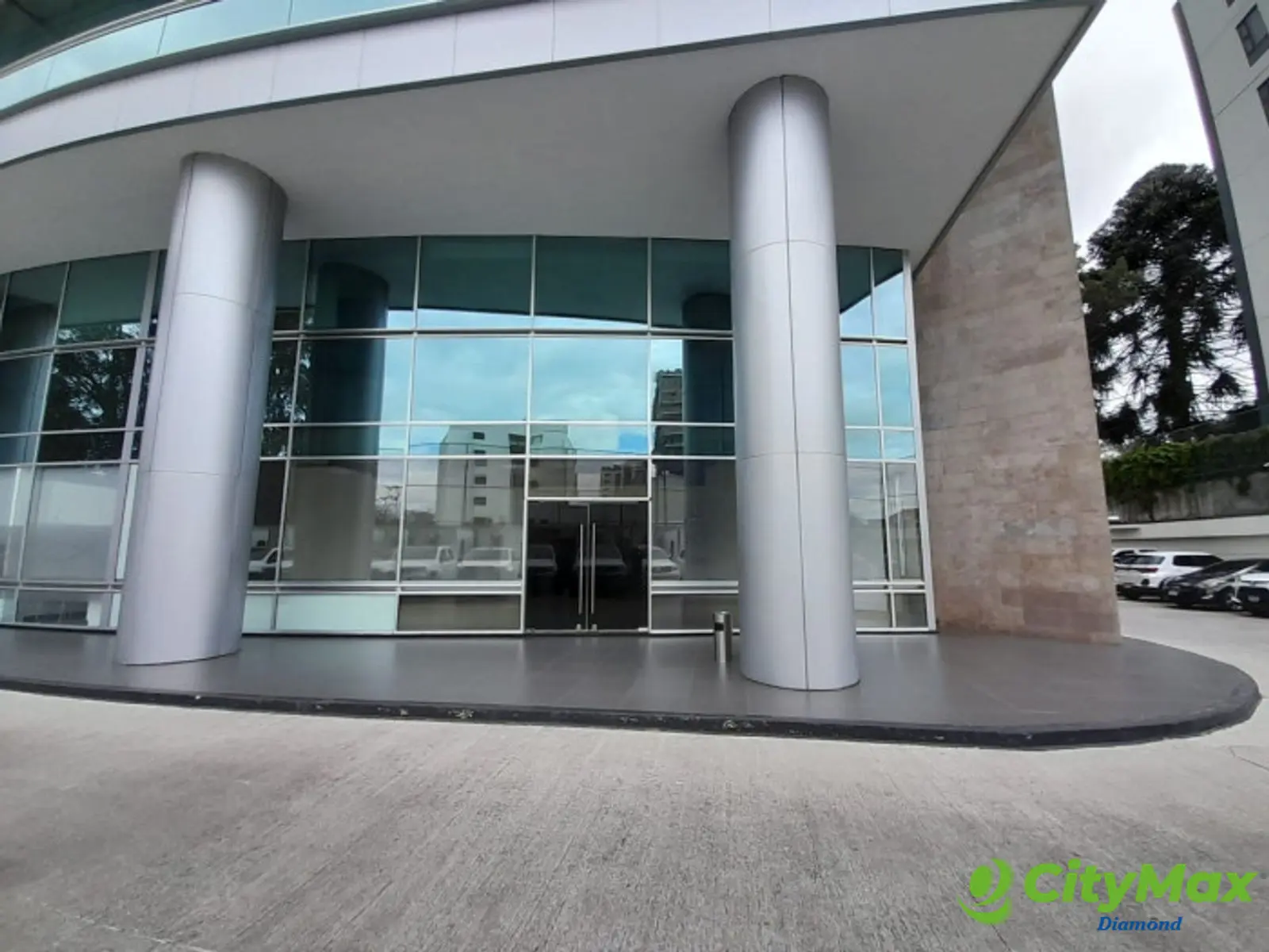 Local en VENTA / Renta en Edificio Oficinas Zona 15 - foto 2