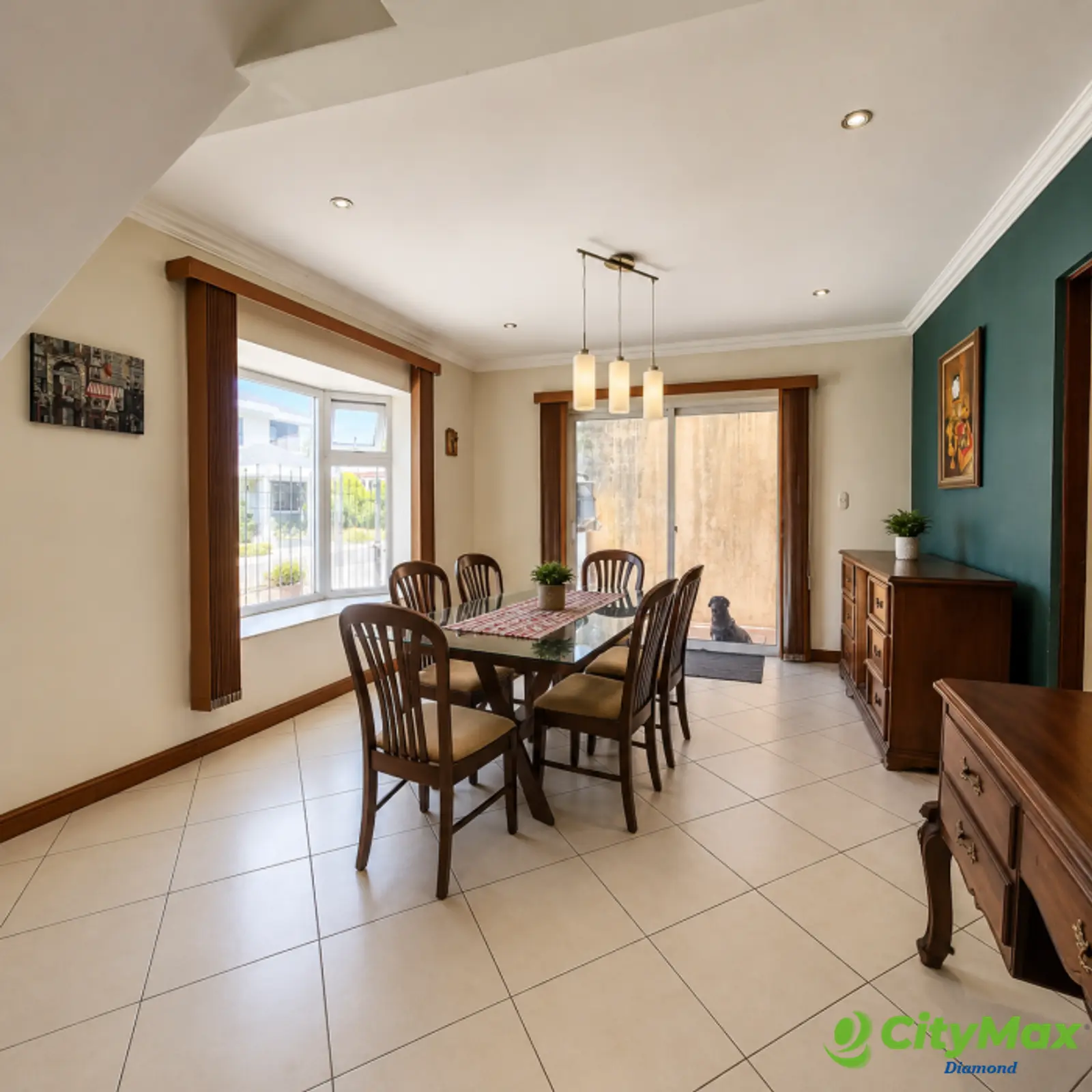 Casa de esquina en venta Km. 18 Carretera Salvador - comedor