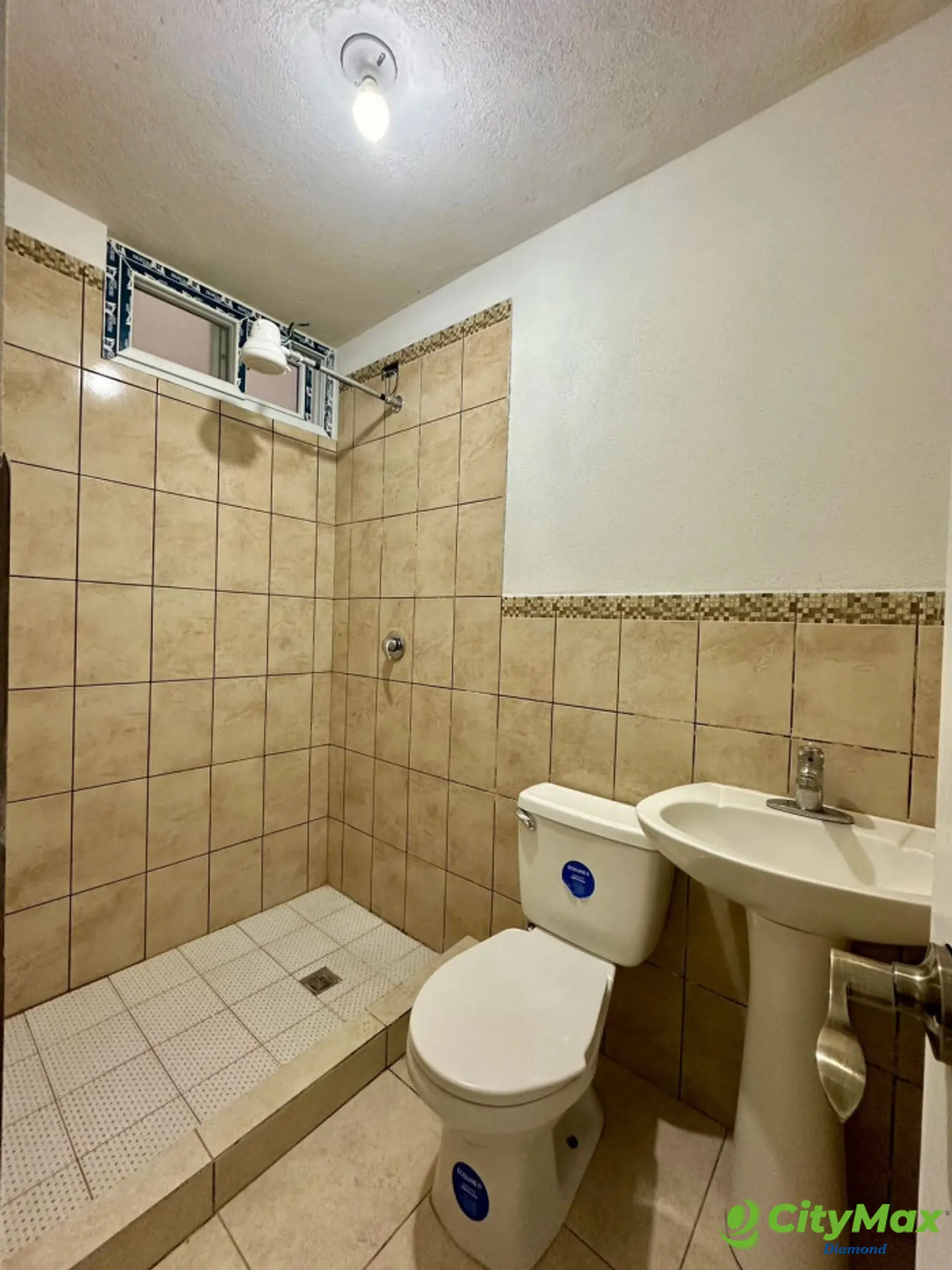 Apartamento renta en Utatlán 1 zona 7 Ciudad Guatemala - Baño compartido habitaciones junior