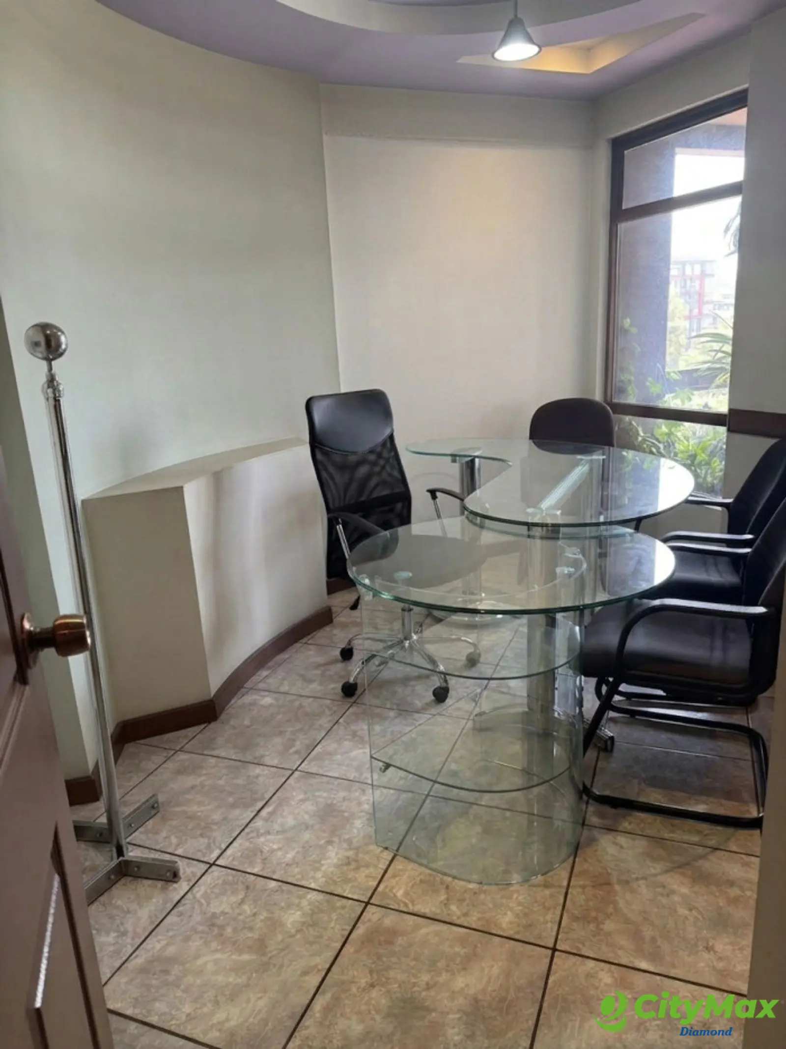 Oficina en renta en zona 15 Edificio de uso mixto  - foto 3
