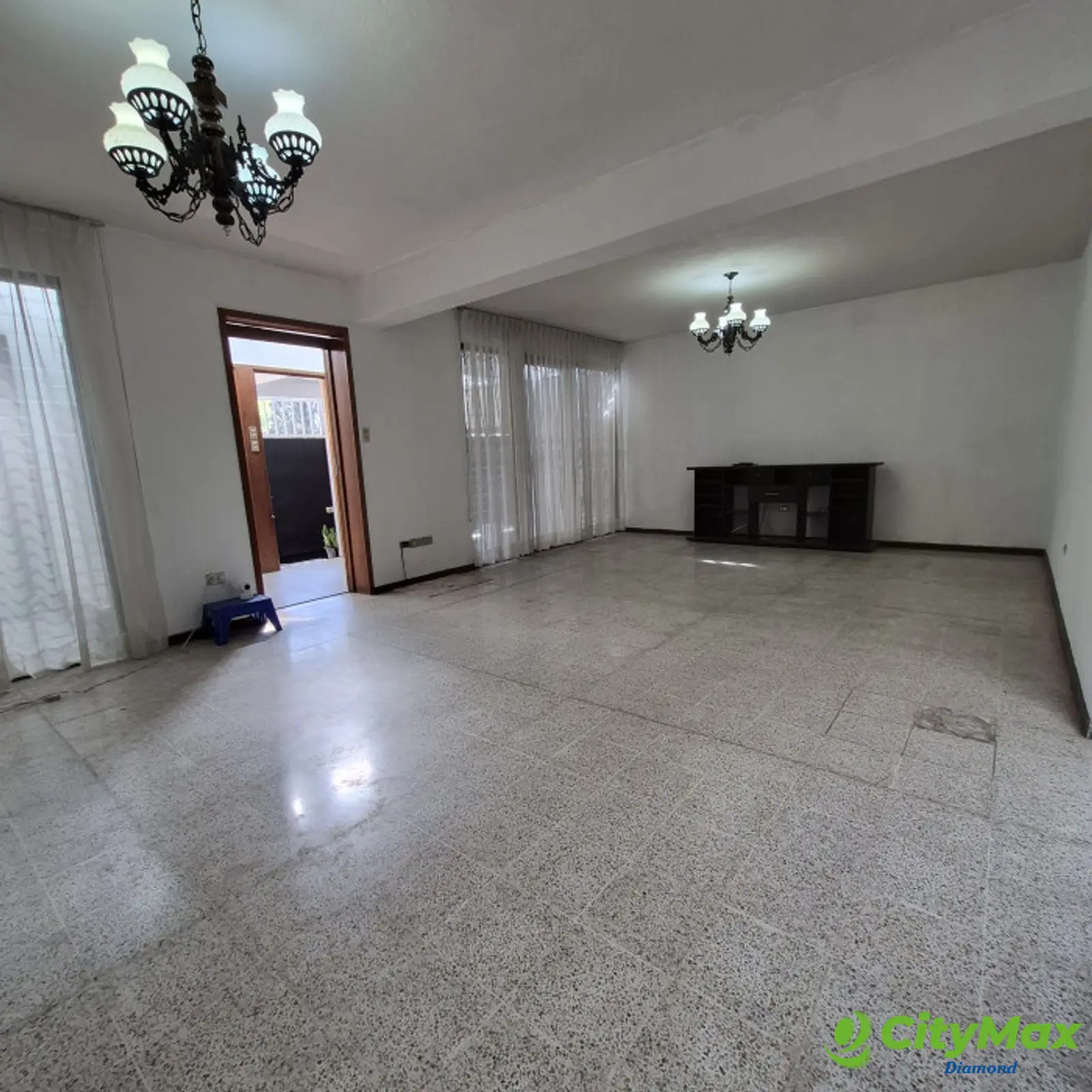 Casa en renta zona 15 Vista Hermosa 1 fuera de garita - Sala-comedor