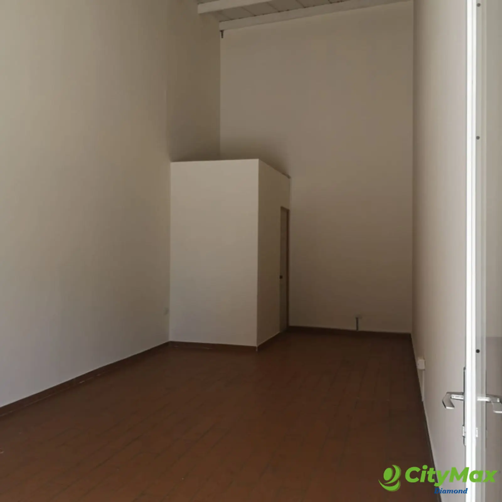 Local en renta Plaza Comercial zona 13 Av. Hincapie - foto 3